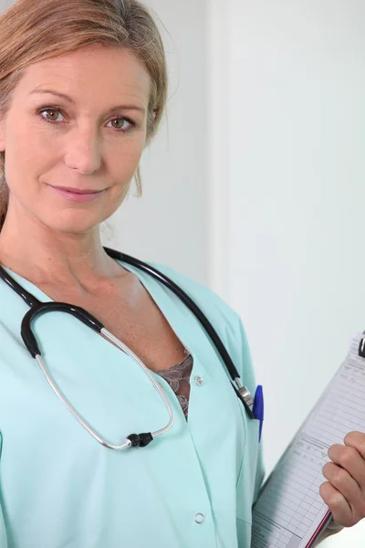 Kvinna sjuksköterska på hennes arbetsplats — Stockfoto