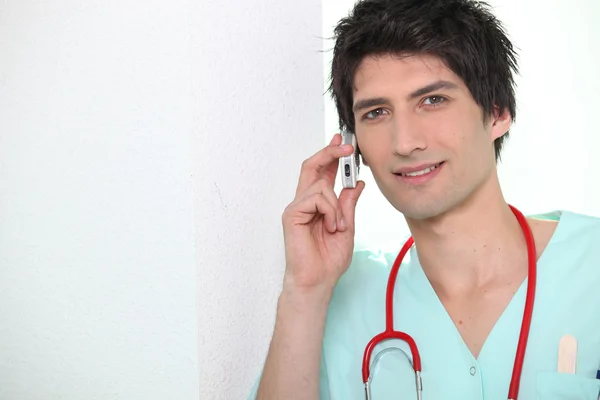 Medic met behulp van een mobiele telefoon — Stockfoto