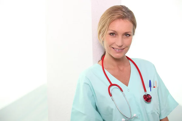 Médico feminino em esfoliação — Fotografia de Stock