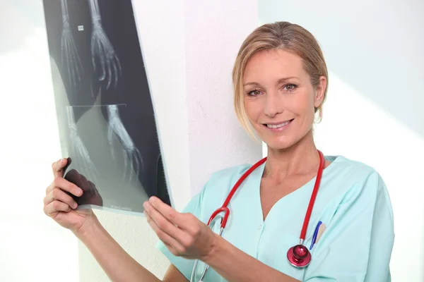 Enfermeira segurando imagem de raio-x da mão — Fotografia de Stock