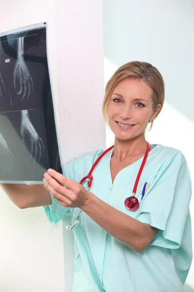 Sjuksköterska tittar på röntgen — Stockfoto