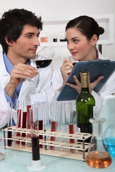 Enólogos analizando un vino —  Fotos de Stock