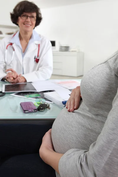 Mulher grávida com obstetra feminina — Fotografia de Stock