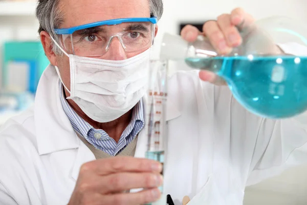 Doctor working in the laboratory — Stock Photo, Image
