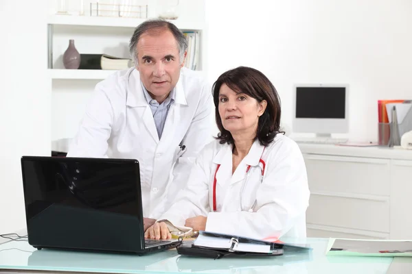 Due medici nel loro ufficio — Foto Stock