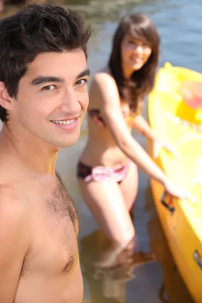 Teenagers kayaking — Stock Photo, Image