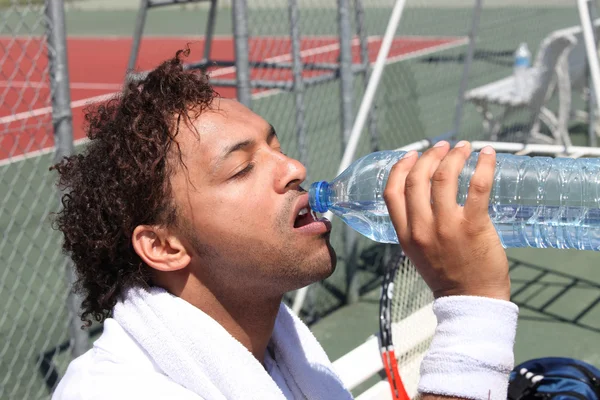 Jogador de tênis tomando uma bebida — Fotografia de Stock
