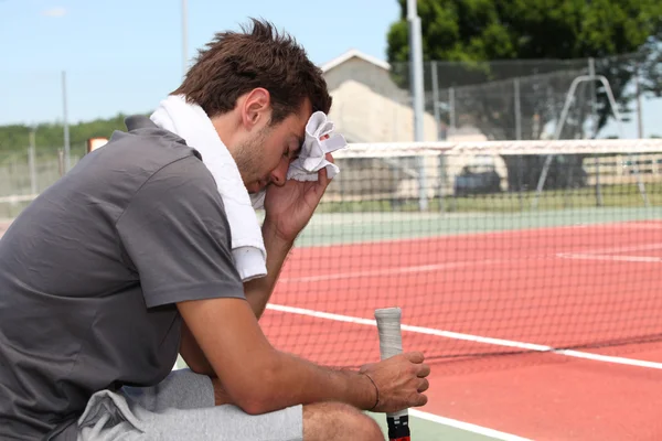 Giocatore di tennis con asciugamano — Foto Stock