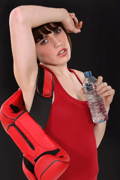 Kvinnliga boxare dricka en flaska vatten — Stockfoto