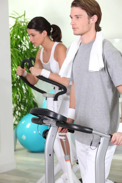 Casal exercitando-se em um ginásio — Fotografia de Stock