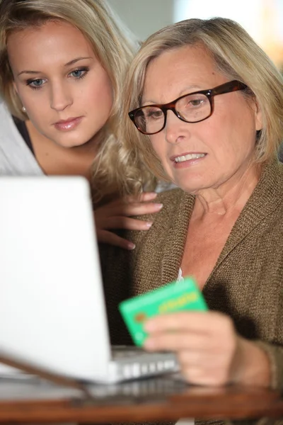 Mother and daughter calculating social security — Stock Photo, Image