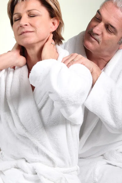 Marido dando esposa pescoço massagem Imagens Royalty-Free