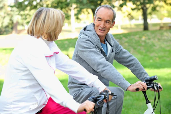 Senior couple on a bike ride — Stock Photo, Image