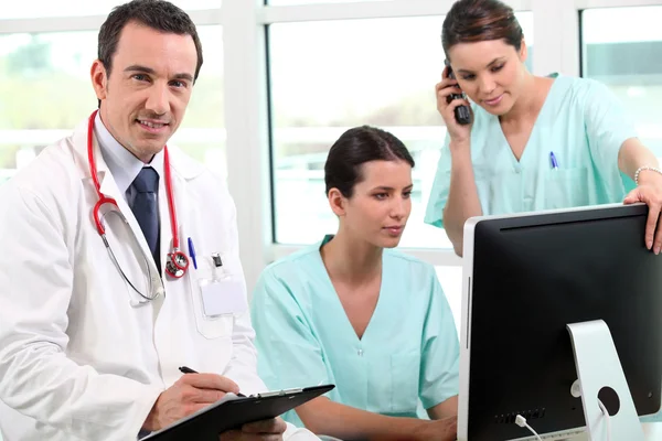 General practitioner and nurses — Stock Photo, Image