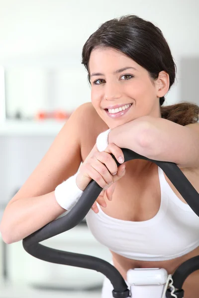 Kobieta ćwicząca na siłowni — Zdjęcie stockowe