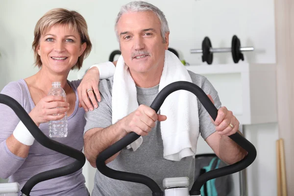 Older couple at the gym — Stock Photo, Image