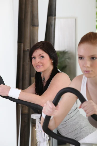 Zwei Frauen im Fitnessstudio — Stockfoto