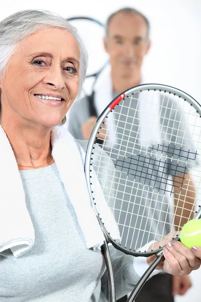 Couple playing tennis together — Stock Photo, Image
