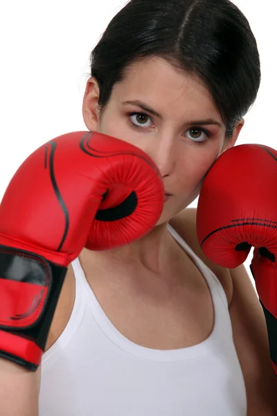 Kvinna Boxare Isolerad Vit Bakgrund — Stockfoto