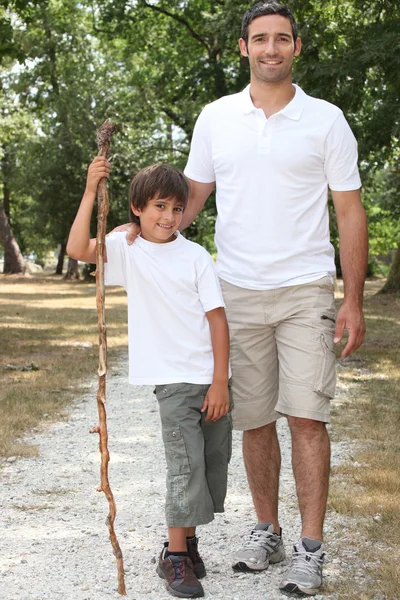 Pai e filho caminhando no campo — Fotografia de Stock