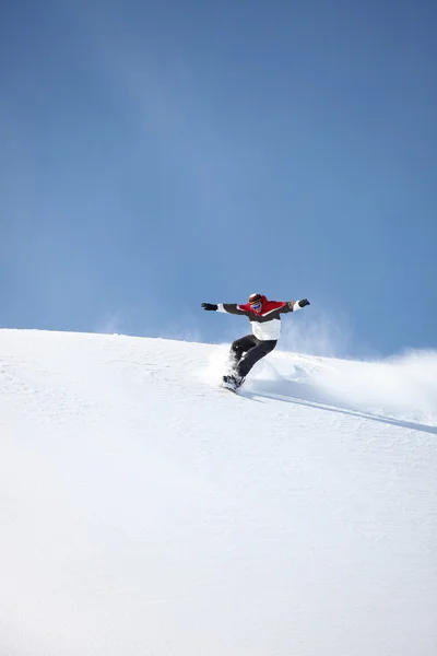 Man snowboarden bergafwaarts — Stockfoto