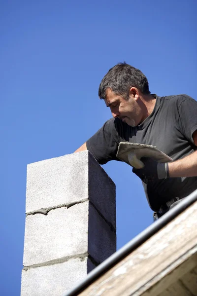 Mason building chimney — Stock Photo, Image