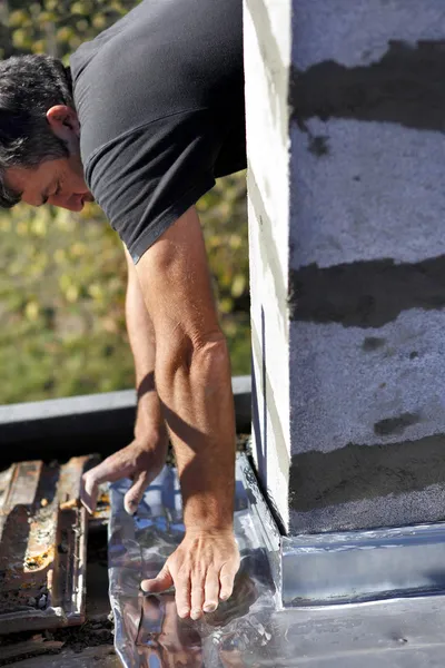 Bauarbeiter legt den Sockel einer Säule nieder — Stockfoto