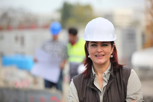 Frau arbeitet auf einer Baustelle — Stockfoto