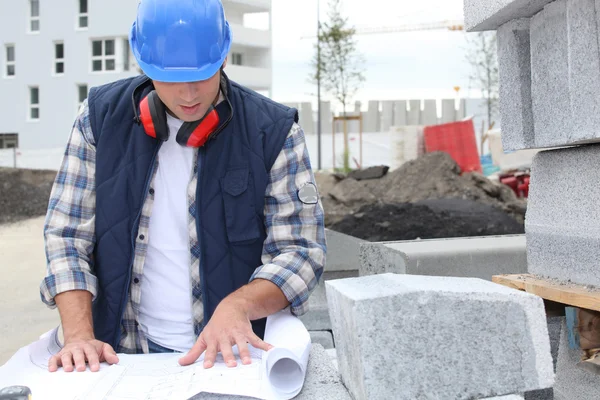 Planos de verificação dos trabalhadores da construção — Fotografia de Stock