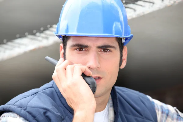 Construtor em walkie talkie — Fotografia de Stock