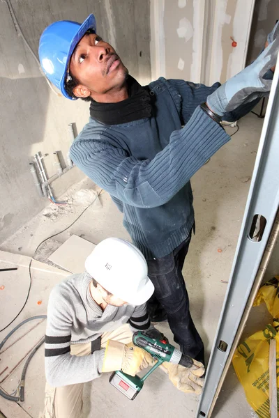 Zwei Männer installieren Trockenmauer — Stockfoto