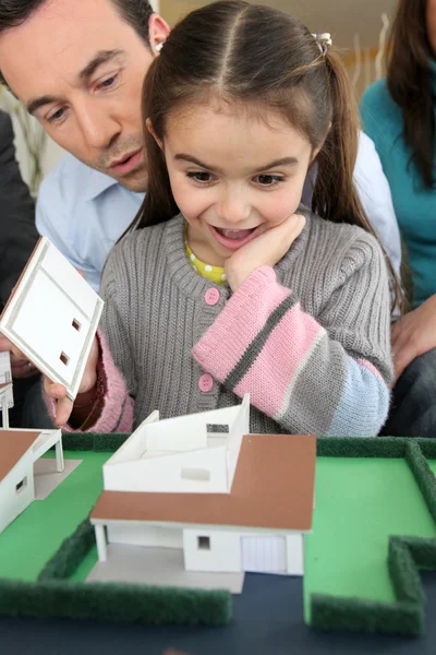 小女孩惊讶的房子模型 — 图库照片