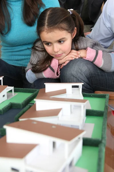 Jonge gezin zat met schaalmodel van nieuw huis — Stockfoto