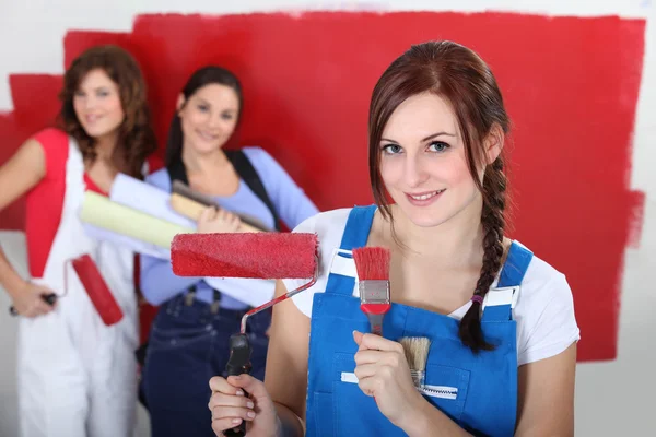 Mujeres pintando una habitación roja — Foto de Stock