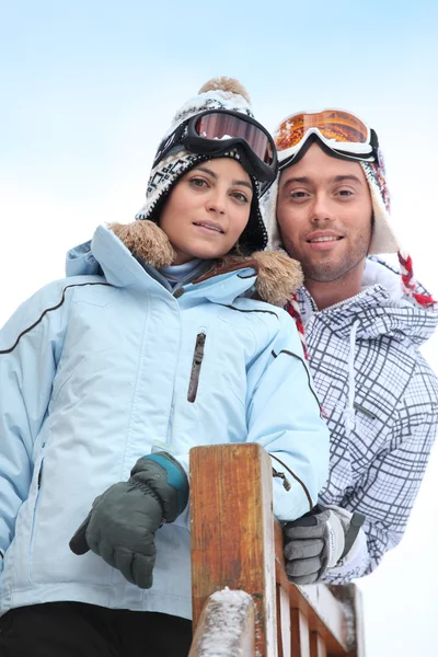 Paar genieten van skivakantie — Stockfoto