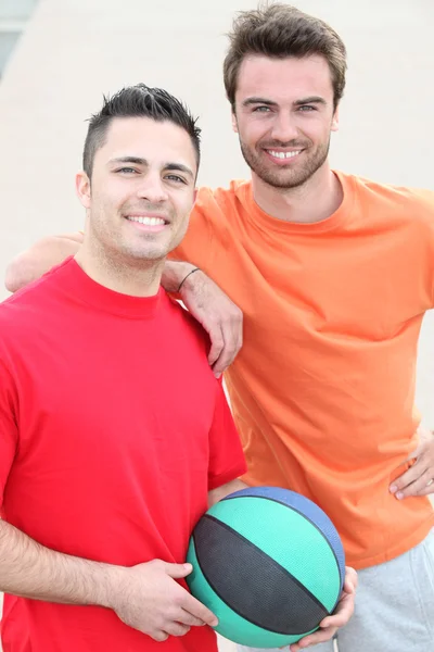 Due amici che giocano a basket — Foto Stock
