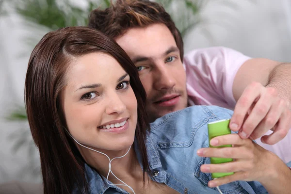 Young couple listening music — Stock Photo, Image