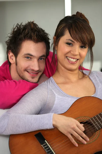 Evde bir gitar ile genç bir çift — Stok fotoğraf