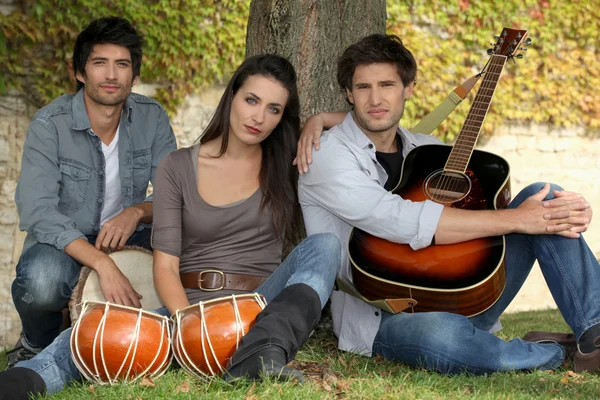 Tre musicisti ai piedi di un albero — Foto Stock