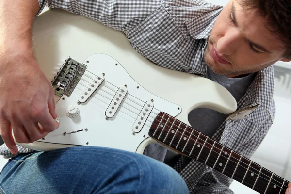 Junger Mann mit E-Gitarre — Stockfoto