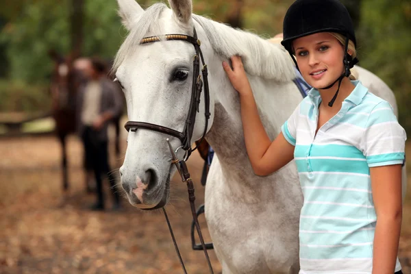 Blond teenager next to horse — Stock Photo, Image