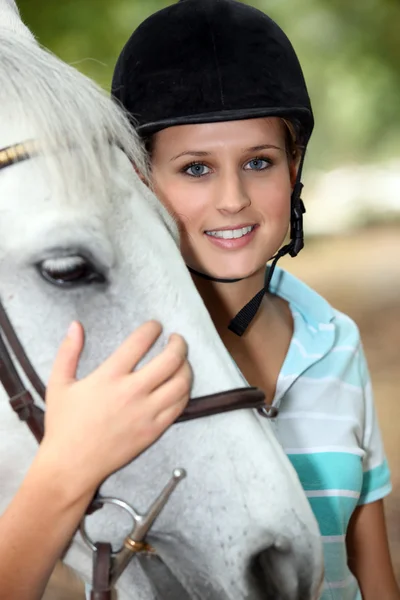 Szőke tizenéves lovas — Stock Fotó