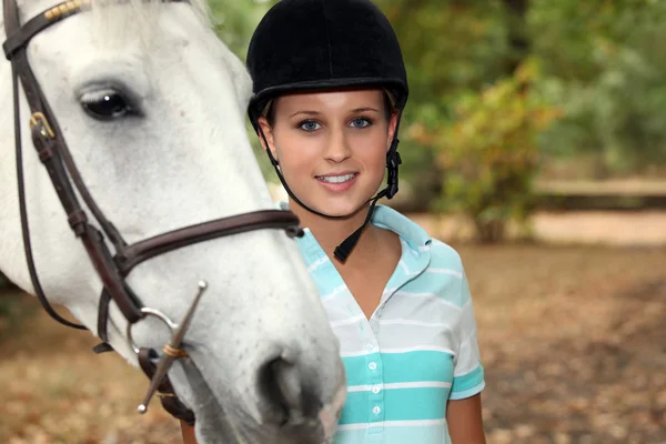 Блондин подросток стоял с лошадью — стоковое фото
