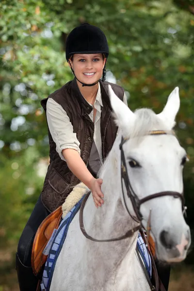 Νέοι horsewoman με άσπρο άλογο — Φωτογραφία Αρχείου