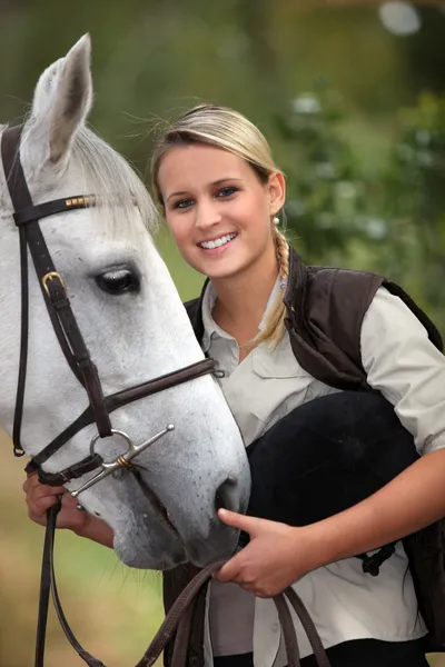 Blonde tiener meisje met paard — Stockfoto