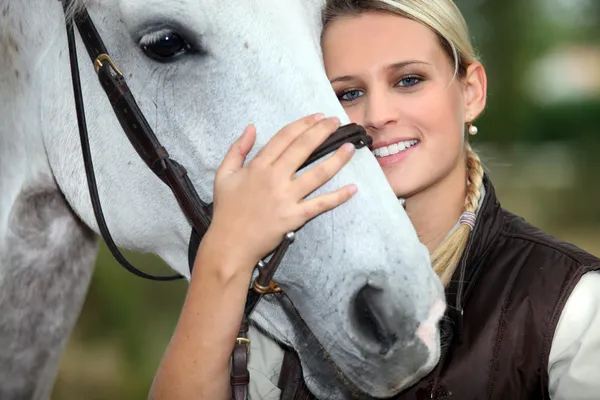 Женщина и лошадь — стоковое фото