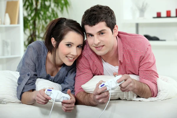 Jonge paar samen spelen videospelletjesvideo oyunları oynarken birlikte genç Çift — Stok fotoğraf