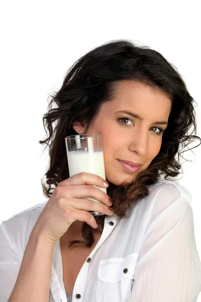 Donna con un bicchiere di latte — Foto Stock