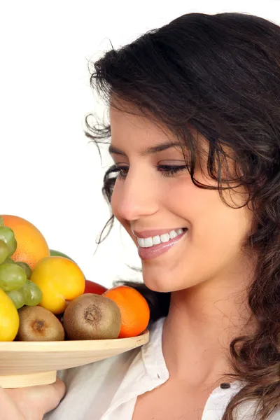 Frau trägt Tablett mit Früchten — Stockfoto