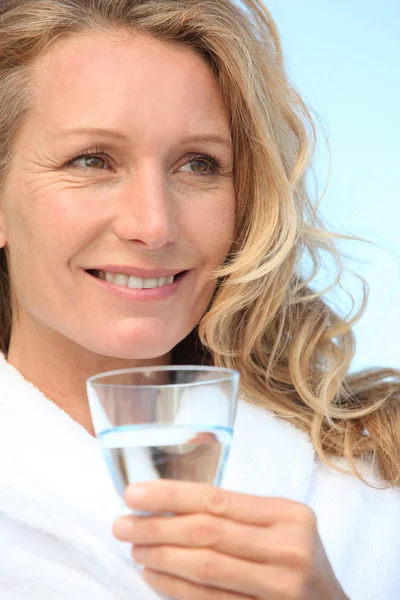 Frau mit einem Glas Wasser — Stockfoto